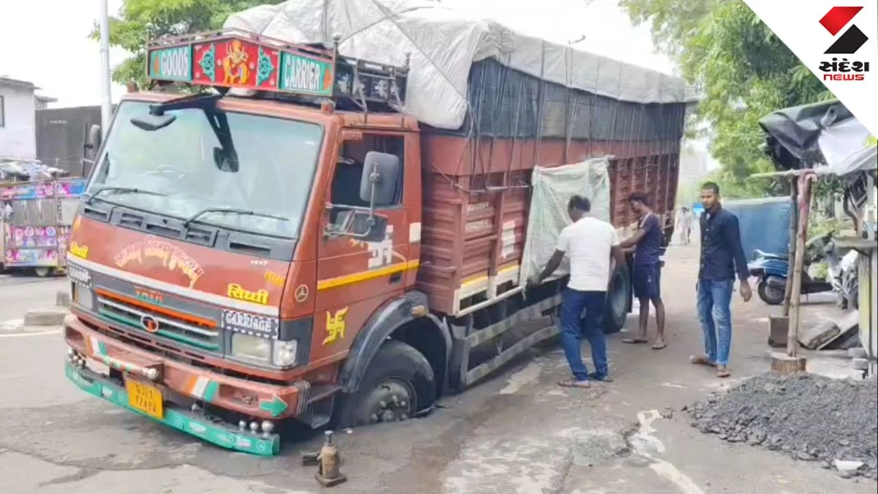 Surat News Surat Bhatar Road Sinkhole SMC Pre-Monsoon Work Exposed After Rain (3)