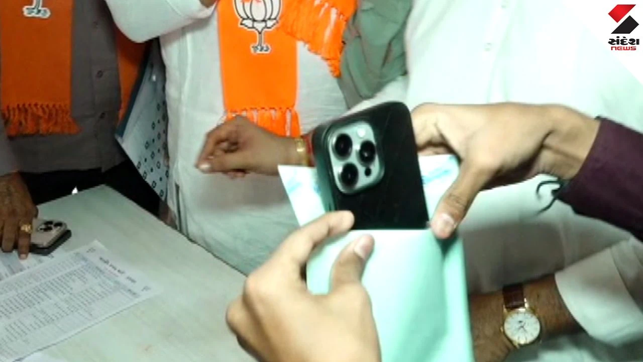 gujarat-bjp-new-rule-mobile-phones-banned-kamalam-meetings-leaders-discipline