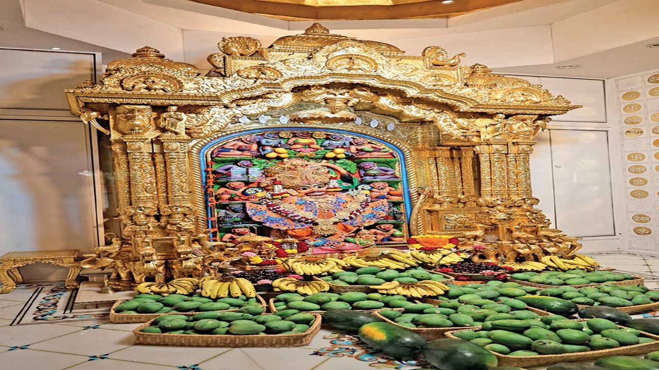 શ્રી કષ્ટભંજનદેવ હનુમાનજી દાદાને દિવ્ય શણગાર અને ફળોનો અન્નકૂટ ધરાવાયો