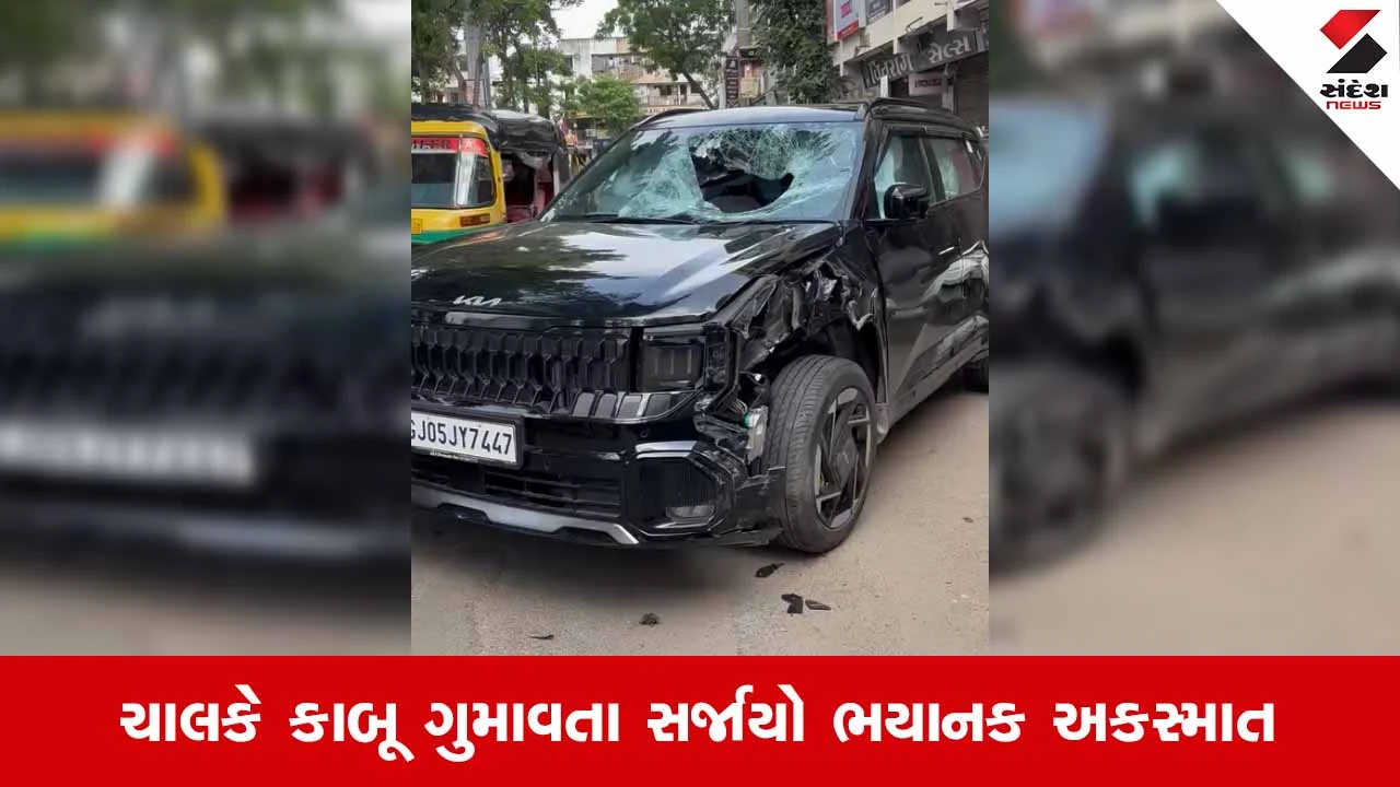 Suratમાં પૂરપાટ ઝડપે આવતી કારે સર્જ્યો અકસ્માત: પાર્ક કરેલી બે ગાડીઓને અડફેટે લઈ કાર પલટી