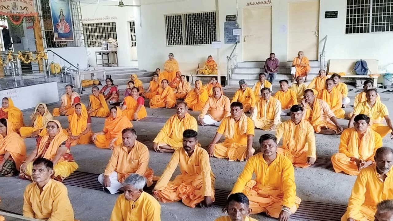 નસવાડી ગાયત્રી શક્તિ પીઠ ખાતે અખિલ વિશ્વ ગાયત્રી પરિવાર દ્વારા આયોજિત મૌન સાધના.