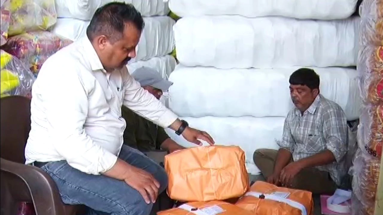 Ahmedabad News AMC Raid Cancer-Causing Dye Found in Namkeen Packets, 1500 kg Seized (3)