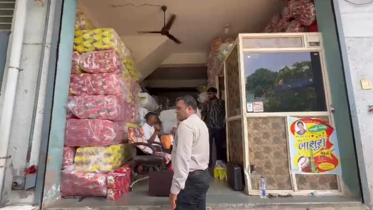 Ahmedabad News AMC Raid Cancer-Causing Dye Found in Namkeen Packets, 1500 kg Seized (1)