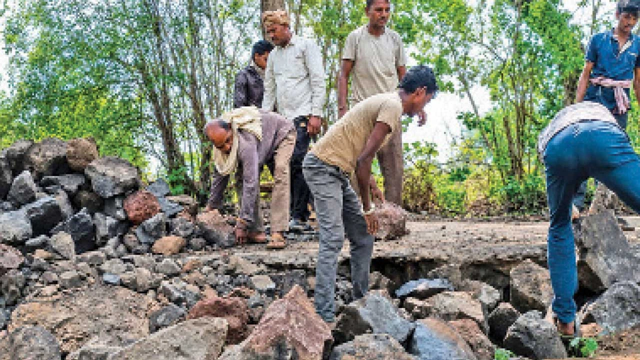 છોટાઉદેપુર: ધનીવાડાના યુવાનોએ જાતે જ માઝી બની રસ્તો સુધાર્યો