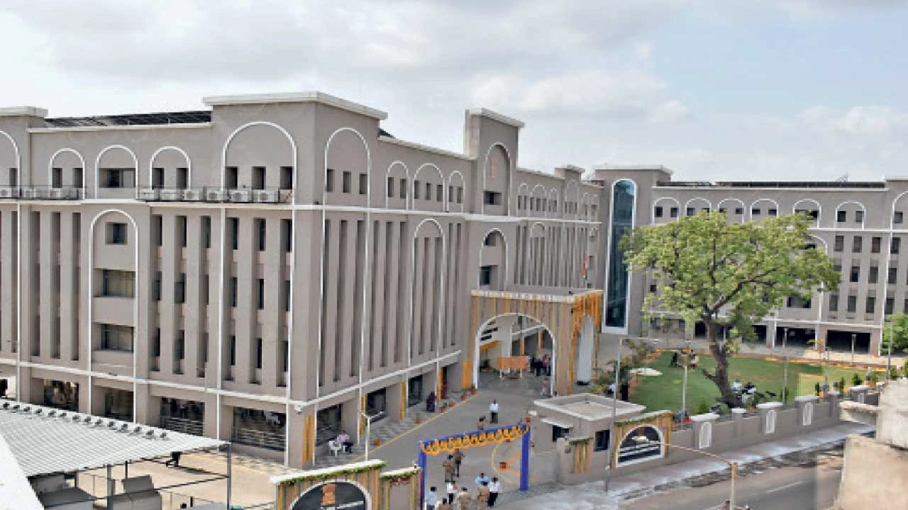 Himatnagar: વકીલો-નોટરી માટે બેસવાની સગવડ આપવા માટે માંગણી