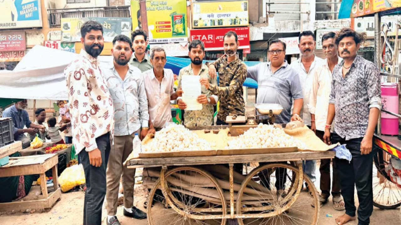 અમદાવાદના બાવળામાં જપ્ત કરાયેલા લારી ગલ્લા પરત કરવા અંગે નગરસેવકો દ્વારા પાલિકાને રજૂઆત.
