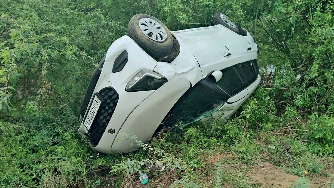 લખતર નજીક મોઢવાણા પાસે કાર ખાડામાં ઉતરી પલટી