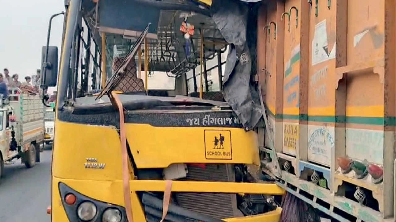 હળવદ નજીક શાળાની બસ ટ્રકમાં ઘૂસી