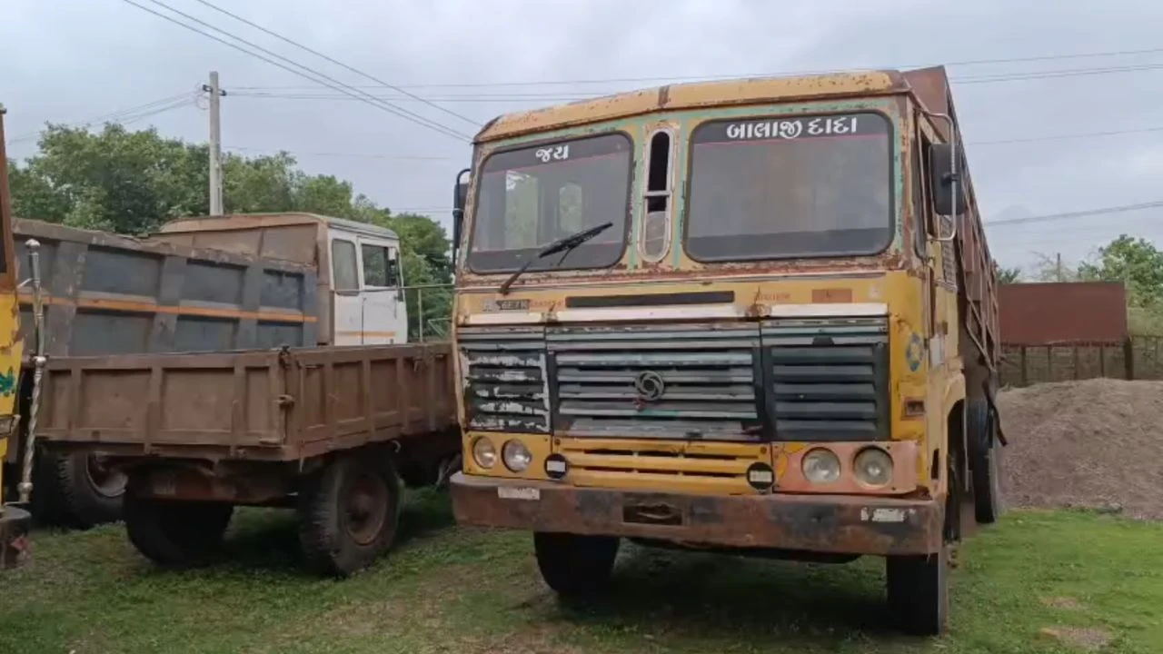 Amreli News: 5 Vehicles Seized for Illegal Sand Mining in Liliya