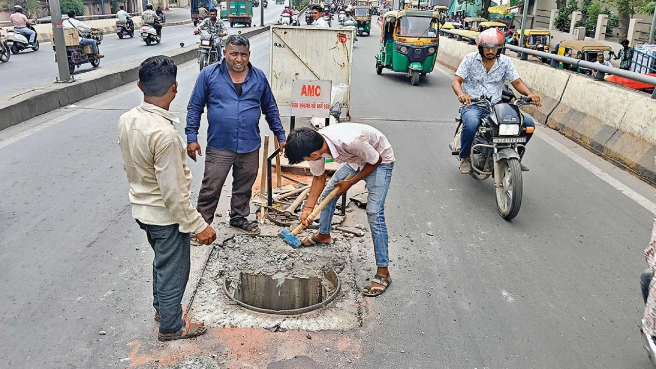 અમદાવાદના અનુપમ બ્રિજ પાસે ખુલ્લા મેનહોલ પર જોખમી કામગીરી