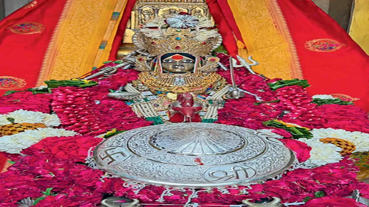 ડૉક્ટર પુત્રની ખુશીમાં પાટીદાર પરિવારે માં બહુચરને અર્પણ કર્યું ૧ કિલોગ્રામ ચાંદીનું છત્ર