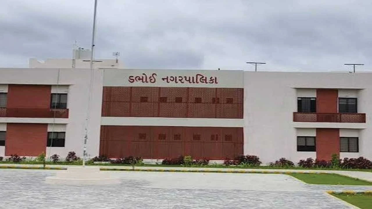 Vadodara: ડભોઇ નગરમાં મદદનીશ ખેતી નિયામકની કચેરીના ખસ્તા હાલ
