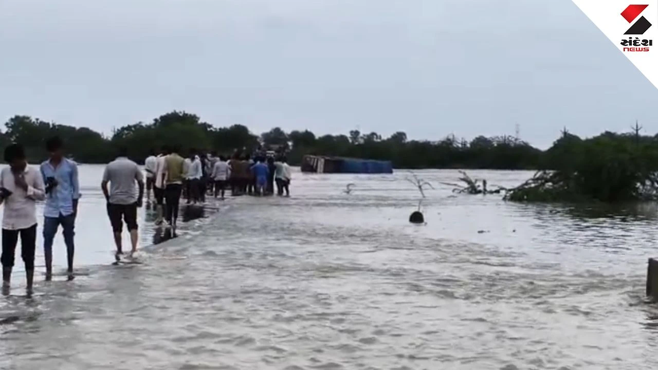 Heavy Rain in Santalpur Patan: Bhilot Suigam Road Flooded Truck Overturns