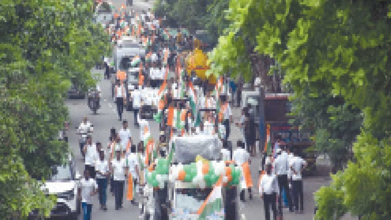 Surat: મોટા વરાછામાં 100 ફૂટ ઊંચો તિરંગો લહેરાયો, સરદાર પ્રતિમાનું અનાવરણ