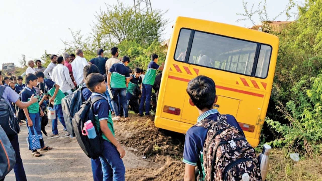 હળવદમાં ખાનગી શાળાની બસ રોડ પરથી ઉતરી, 30 વિદ્યાર્થીઓનો ચમત્કારિક બચાવ