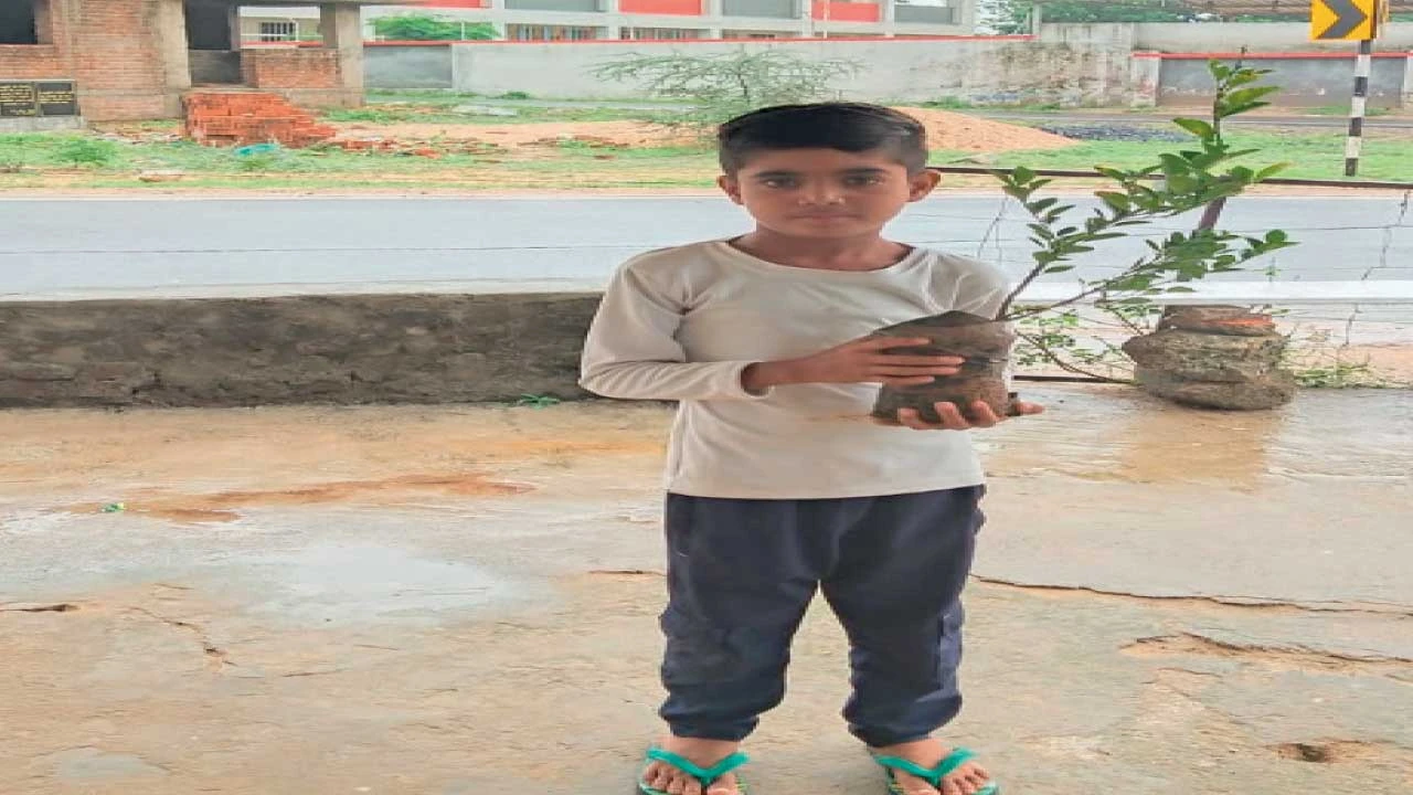 બનાસકાંઠા: થુવર પ્રાથમિક શાળાના વિદ્યાર્થીએ જન્મદિવસ ઉજવી પ્રકૃતિ પ્રેમ દર્શાવ્યો