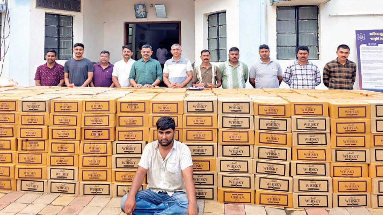 નર્મદામાં કન્ટેનરમાંથી રૂા.64.41 લાખનો દારૂ ઝડપાયો