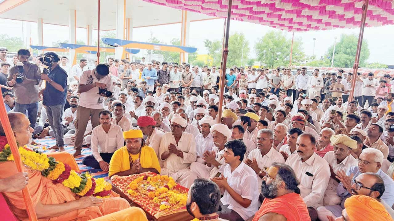 બનાસકાંઠા: ધાનેરા અને નેનાવા ખાતે દ્વારકા શારદા પીઠના જગતગુરુ શંકરાચાર્યનું ભવ્ય સ્વાગત
