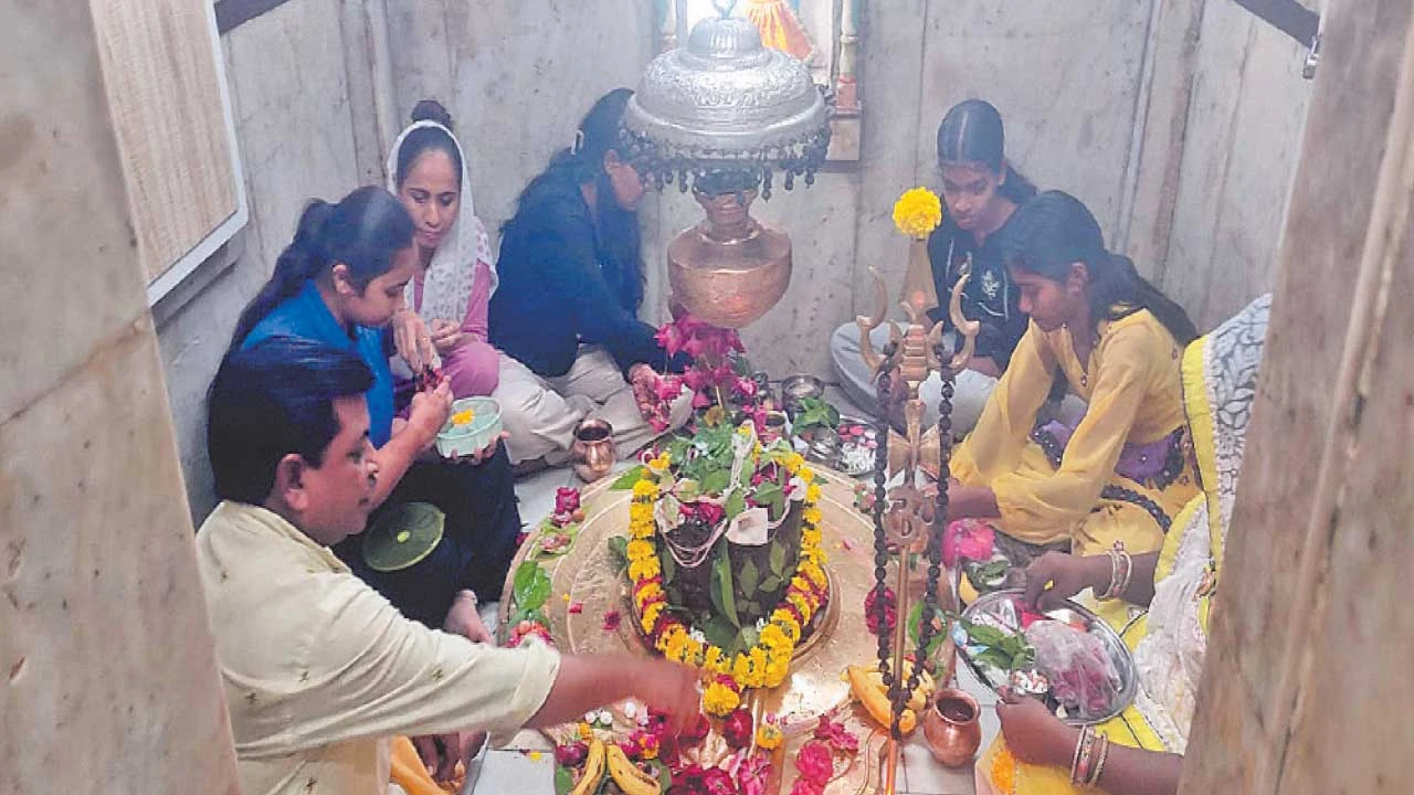 ગોધરામાં ગૌરી વ્રતનો પ્રારંભ: કુંવારિકાઓ ભોળાનાથની પૂજા માટે શિવાલયોમાં ઉમટી