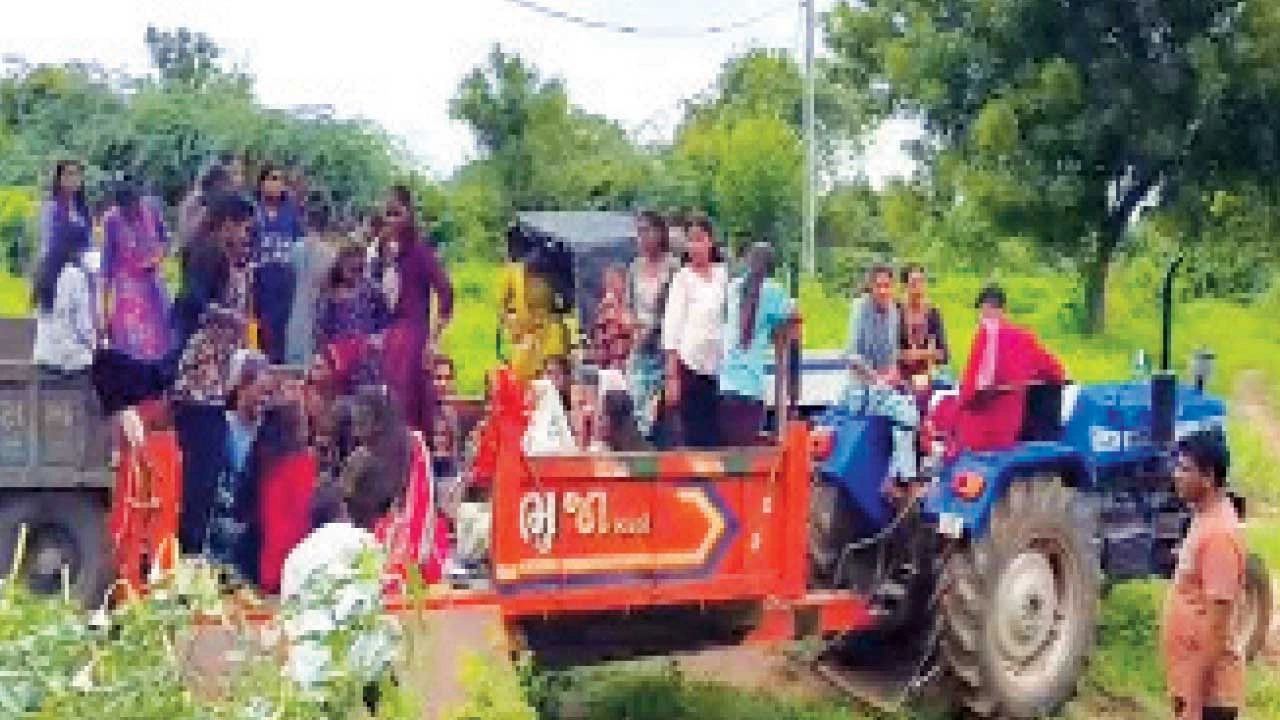 ડભોઇના સિતપુર ગામે ટ્રેક્ટરમાં બેસી શિવપૂજન કરવા પહોંચેલી બાળાઓ, ગ્રામજનોમાં રોષ