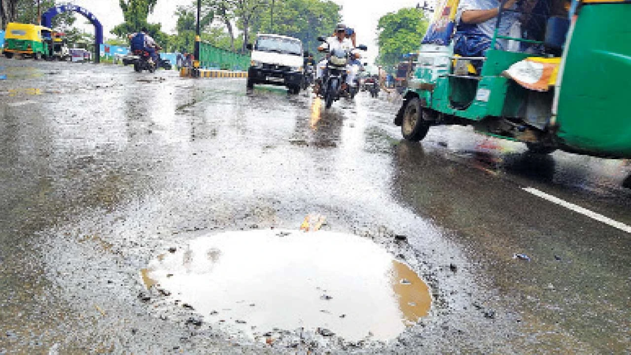 વડોદરા: સરદારબાગ પાસે નવીન રોડ પર ઊંચા-નીચા ગટરના ઢાંકણા બન્યા જીવલેણ