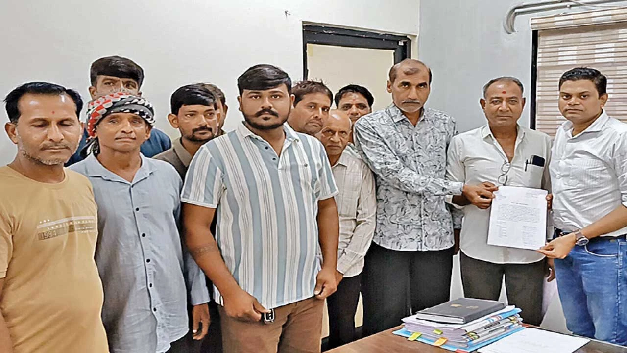 નાના અંકેવાળીયા ગ્રામજનો દ્વારા મામલતદાર અને ટીડીઓને પાણી નિકાલની માંગ સાથે આવેદન