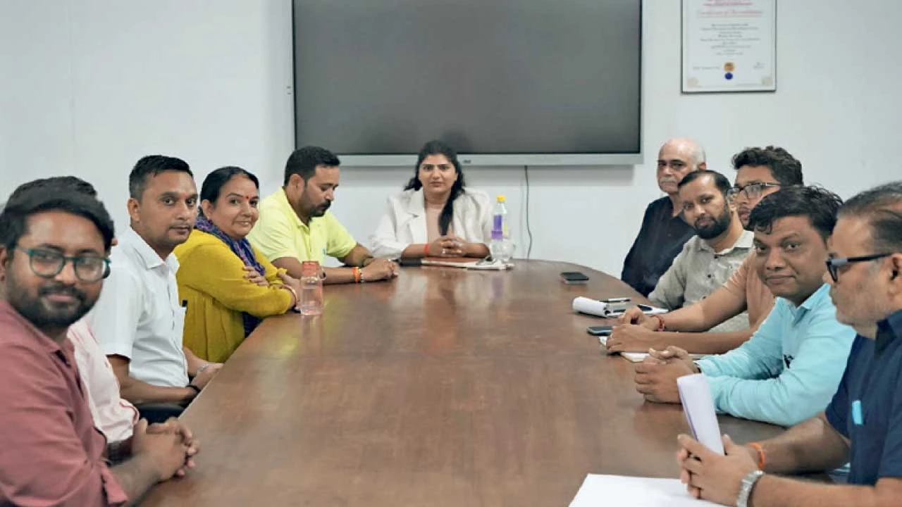 બનાસકાંઠા: માધવ યુનિવર્સિટીમાં શૈક્ષણિક અને વહીવટી પ્રવૃત્તિઓની સમીક્ષા, માર્ગદર્શન અપાયું.