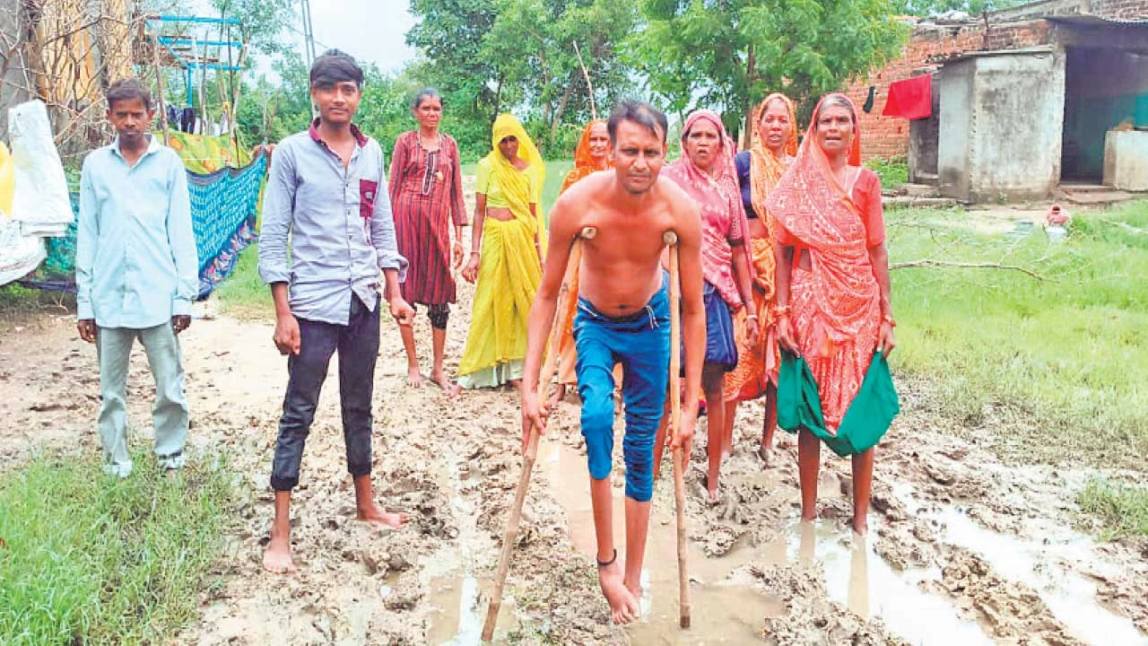 ગોધરા: પાકા રસ્તાના અભાવે ગ્રામસભામાં મહિલાઓનો ભારે હોબાળો, ગ્રામસભા મુલતવી