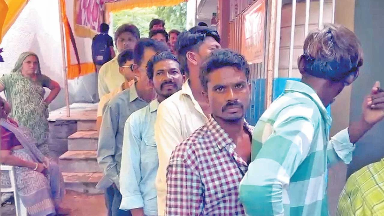 દાહોદ: દેવગઢબારીઆ નગરપાલિકાના 3 વોર્ડની 6 બેઠકો માટે પેટાચૂંટણી યોજાઈ, 75% મતદાન