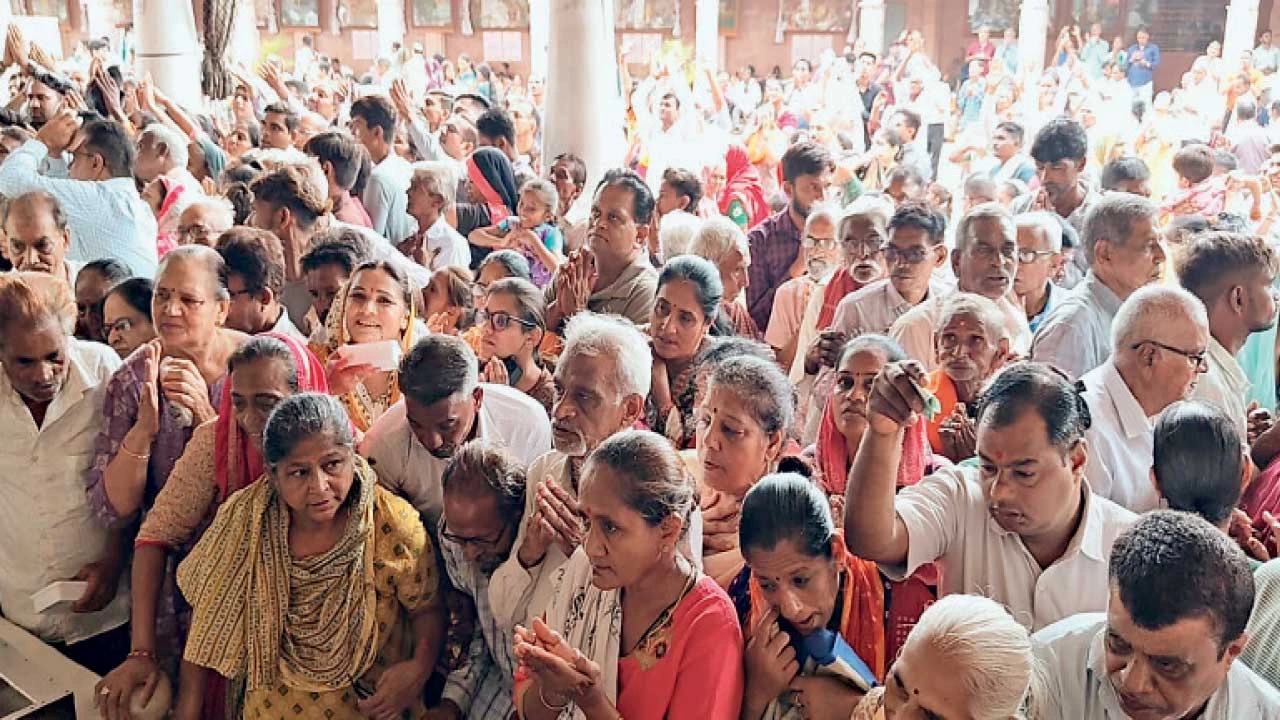 Nadiad: ભકતોએ સંતરામ મંદિરમાં પ્રથમ દૂધ અને ધાન્ય અર્પણ કર્યુ