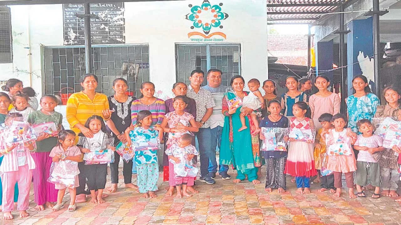 Panchmahal: ગૌરીવ્રત નિમિત્તે ગોકળપુરા પ્રાથમિક શાળામાં કન્યાઓને શ્રુંગાર કિટનું વિતરણ