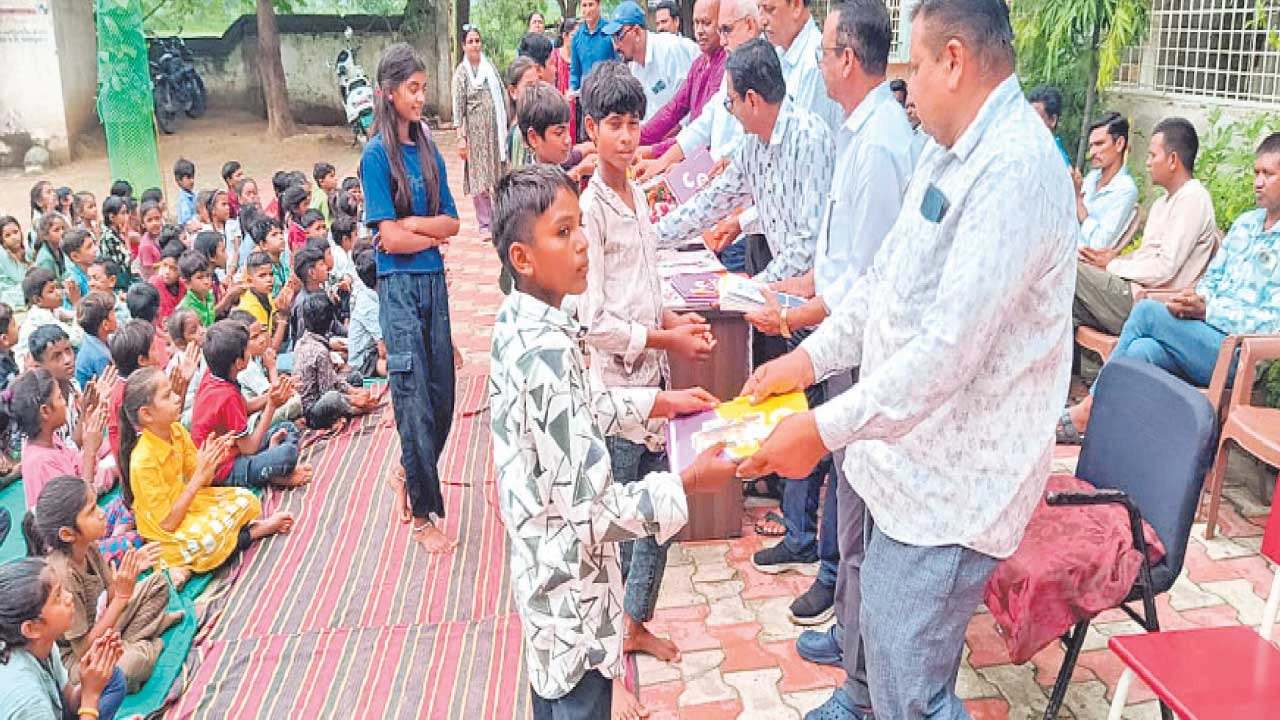 Godhra: દયાળ ગામની પ્રાથમિક શાળા ખાતે બાળકોને નોટબૂક વિતરણ