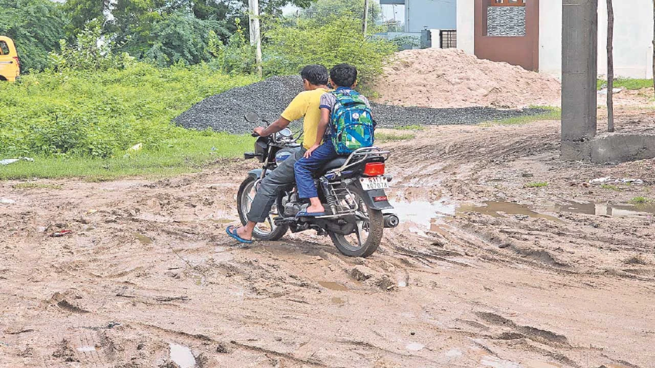 Panchmahal: સોસાયટીમાં જવાના મુખ્ય માર્ગ પર કાદવ-કીચડનું સામ્રાજ્ય છવાયું