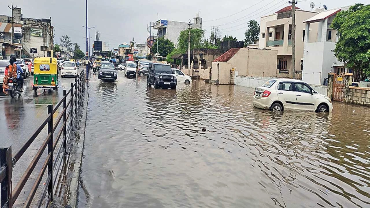ડીસામાં દિવસભર ઉકળાટ બાદ વરસાદી ઝાપટું