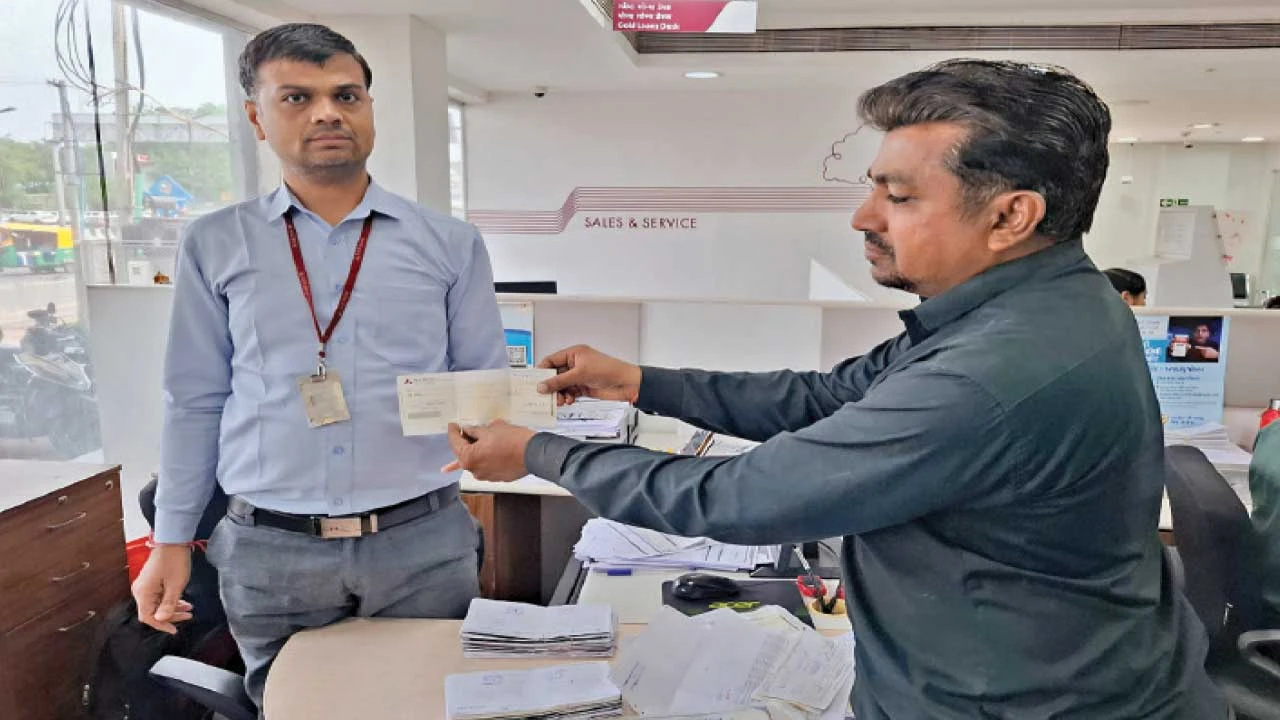 Mehsana: બ્લેન્ક ચેક મળ્યો, પણ લાલચ નહીં; બેન્કમાં જમા કરાવી નાશ કરાવ્યો!