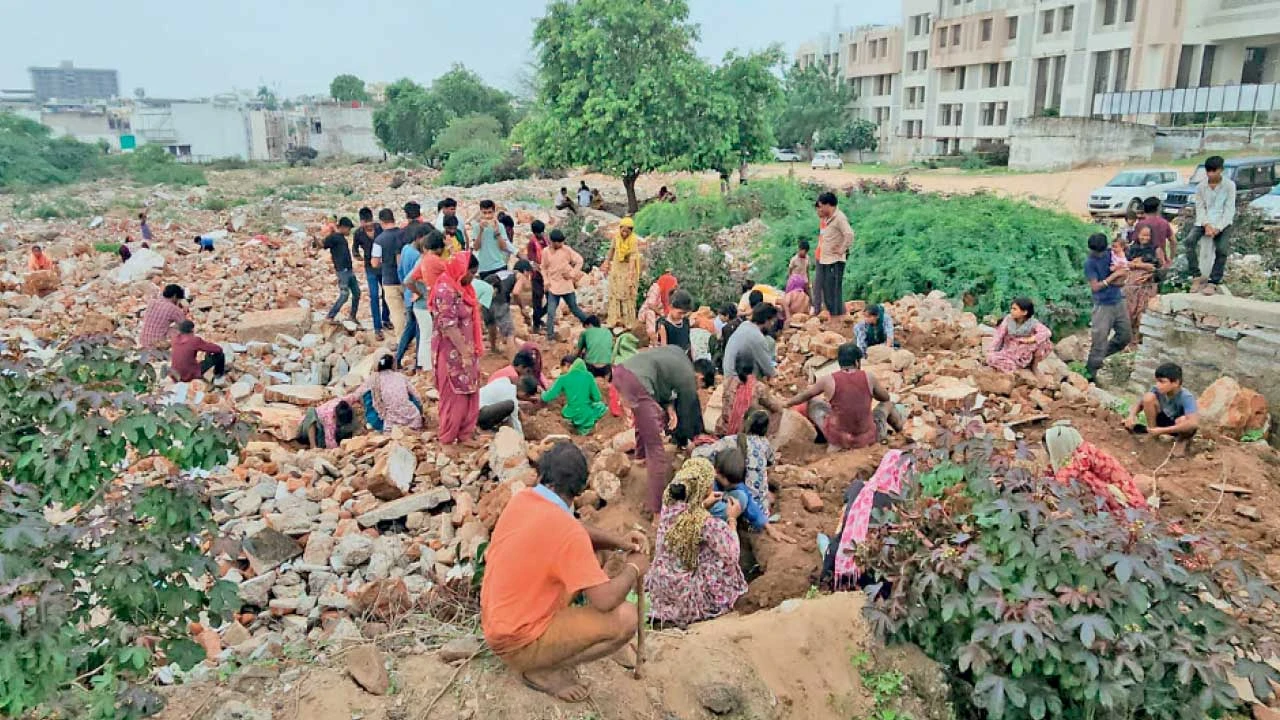 પાલનપુરમાં ઐતિહાસિક રામજી મંદિરના કાટમાળમાંથી મળી આવ્યા ચાંદીના સિક્કા