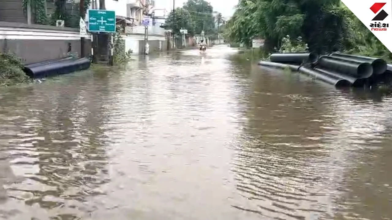 Heavy Rain in Anand Karamsad: Over 11 Inches Recorded, Karamsad-Gana Road Submerged