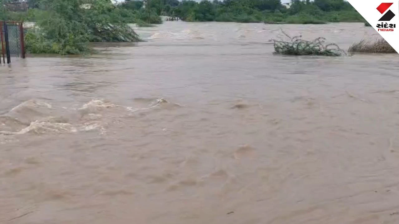 Heavy Rain in Surendranagar: Lakhtar Submerged Under 8 Inches, Highway Closed