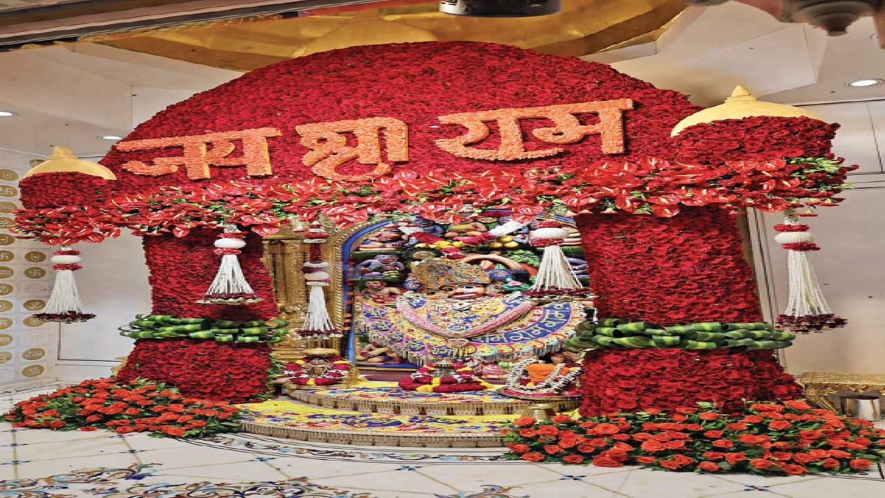 સાળંગપુરમાં શ્રીકષ્ટભંજનદેવને ગુલાબના ફૂલો અને વાઘાનો દિવ્ય શણગાર