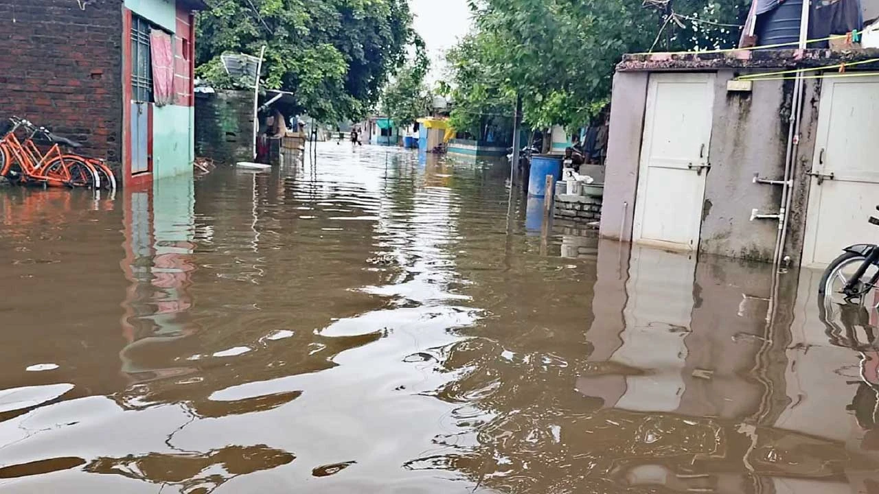 આણંદના ભાલેજ રોડ પર વરસાદી પાણી ભરાતા સોસાયટીઓમાં જળબંબાકાર, લોકો પરેશાન