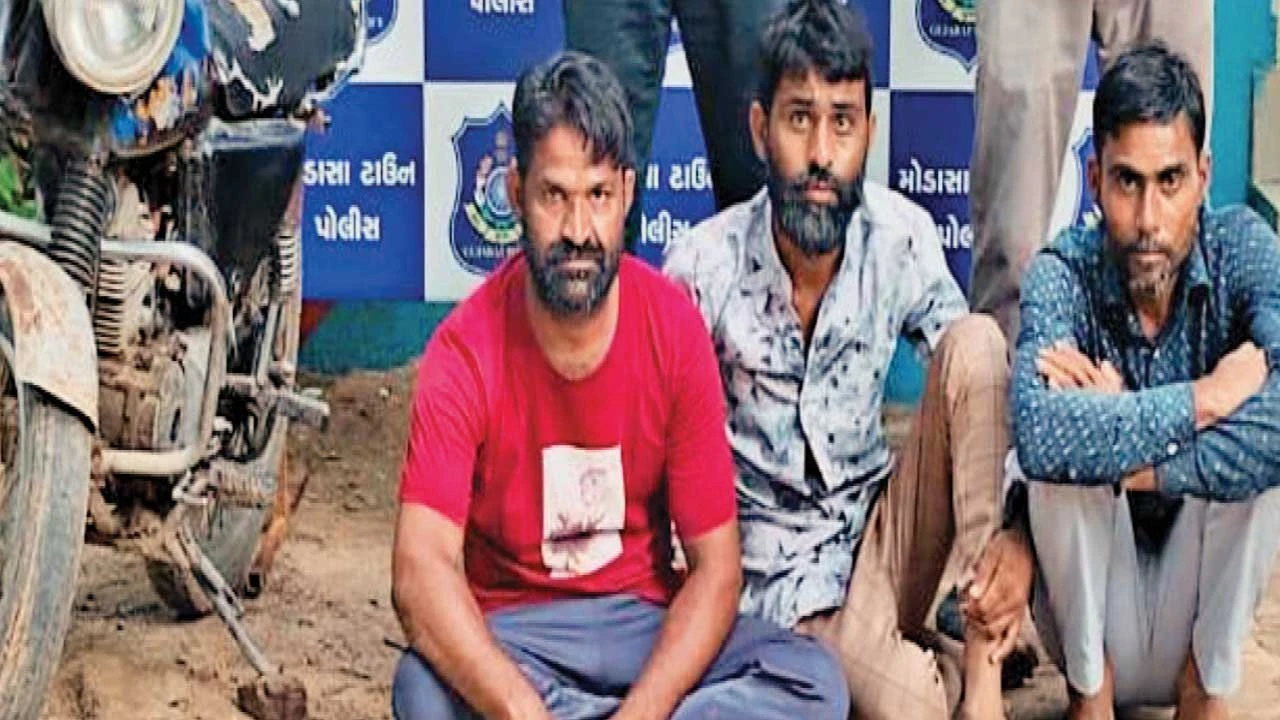 મોડાસામાંથી જુગાર રમતા ત્રણ આરોપી ઝડપાયા, એક ફરાર, 26500 નો મુદ્દામાલ જપ્ત