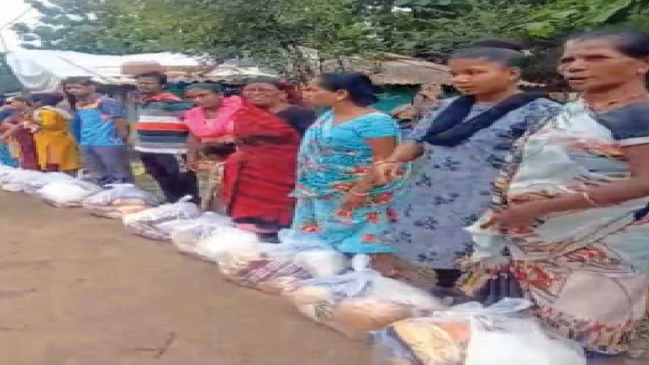 Navsari: ગણદેવીના પૂરપીડિતોને સોશિયલ ગ્રૂપે 10.45 લાખની રાશન કીટ આપી