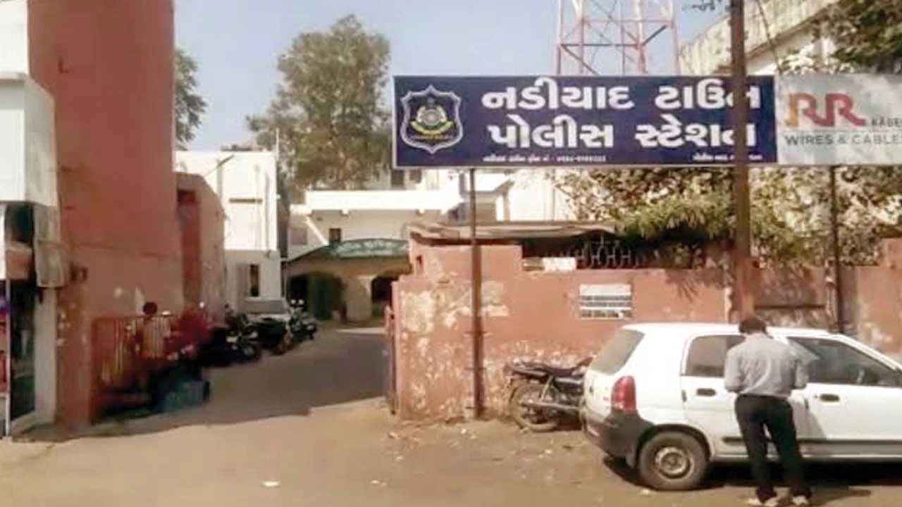 ખેડા: હાઇવે પર આઇસર ડાલા સાથે ટકરાતાં પિતાની નજર સામે પુત્રનું કરુણ મોત