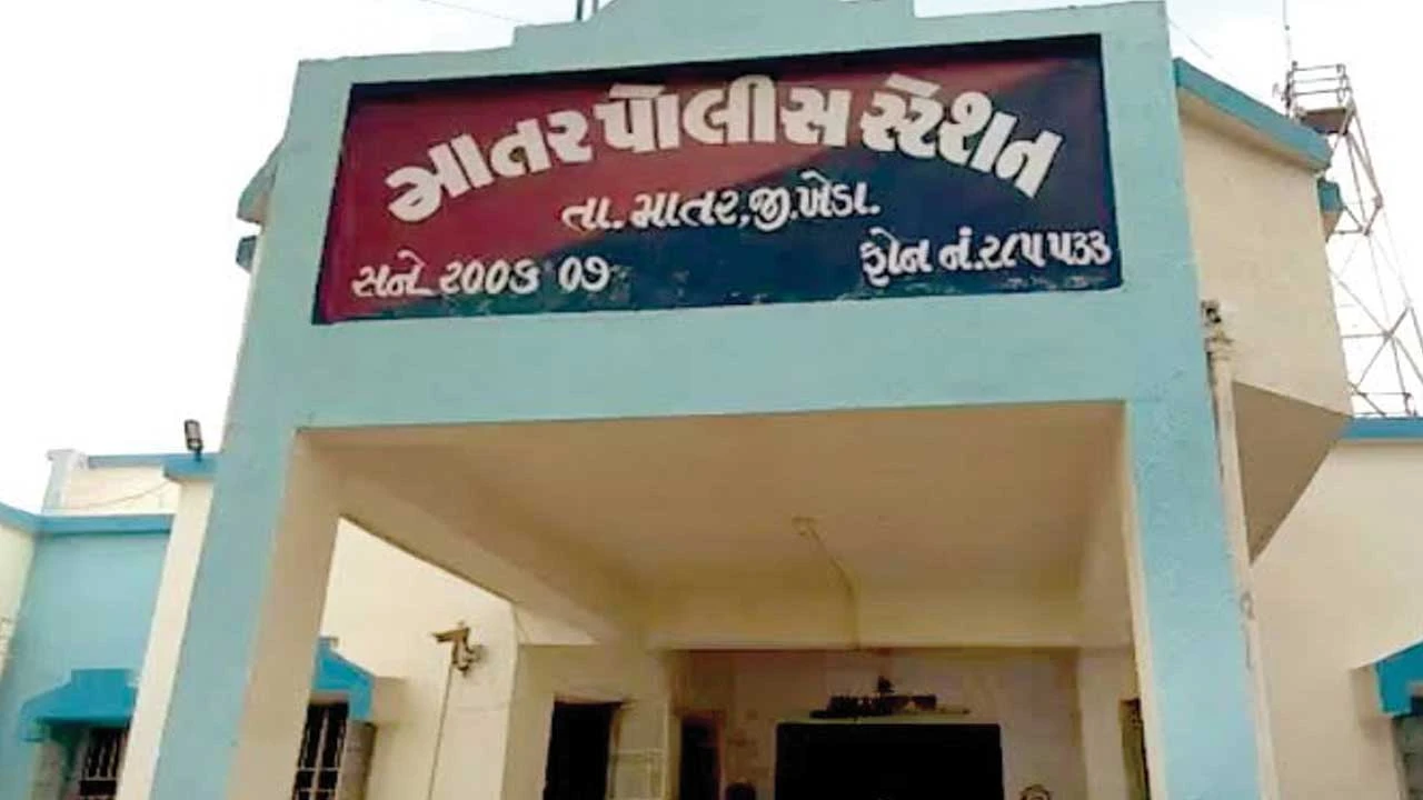 નાડિયાદ: કન્ટેનરની ટક્કરે ટેમ્પી પલટી, પત્નીનું કમકમાટીભર્યું મોત, પતિને ગંભીર ઈજા