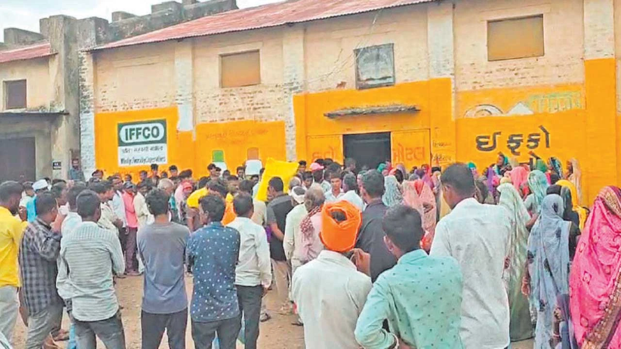 Dahod: કૃષિ રાજ્ય મંત્રી દાહોદનાં છતાં જિલ્લામાં યુરિયાની તીવ્ર અછત