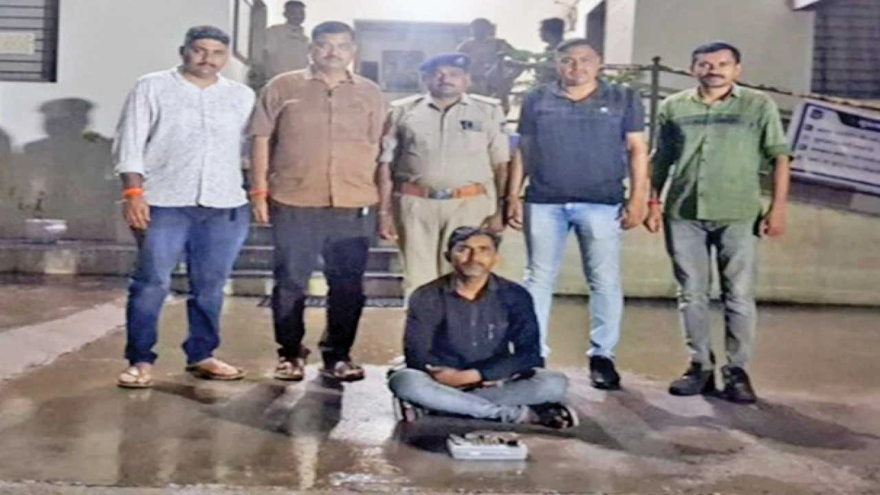 સુરેન્દ્રનગર: સાયલા દારૂ કેસમાં 6 વર્ષથી ફરાર આરોપી હોથચંદાણી હોસ્પિટલ પાસેથી ઝડપાયો