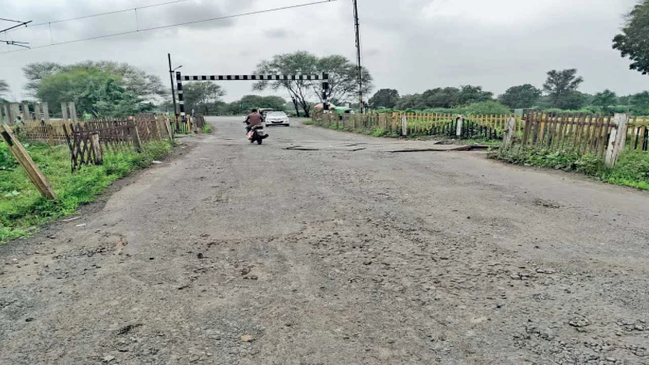 ખેડા: નડિયાદ-મોડાસા રેલવે ફાટક પર સમારકામ, વાહનવ્યવહાર પર પ્રતિબંધ
