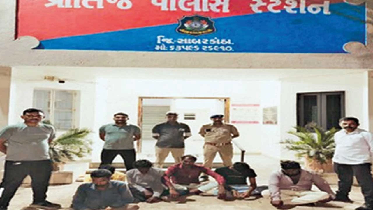 Himatnagar: બાલિસણા ગામના રોડ પર તીનપત્તીનો જુગાર રમતા 6 જુગારીઓ પકડાયા