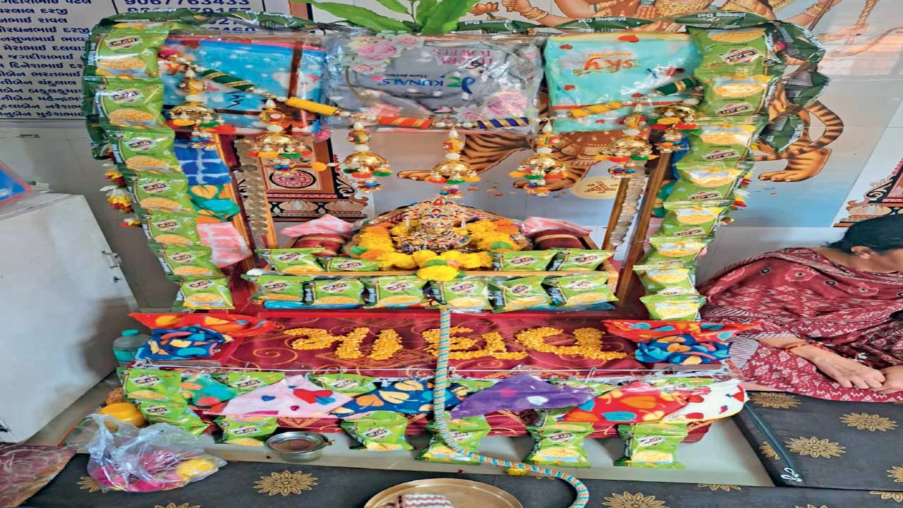 માંડલ-ચુંવાળ પંથકમાં મહિલા મંડળો દ્વારા હિંડોળા મહોત્સવનો ઉત્સાહભેર ઉજવણી