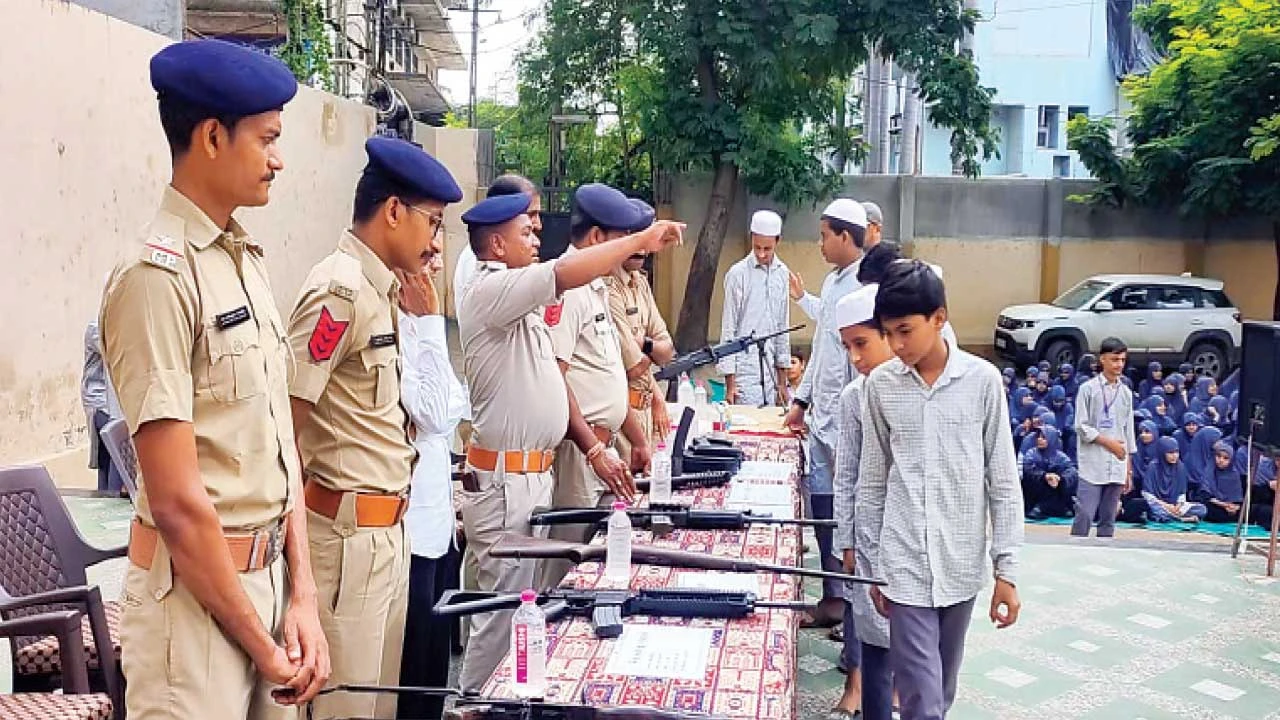 Godhra: ધી ઈકબાલ યુનિયન હાઈ. ખાતે પોલીસ શસ્ત્રોનું નિદર્શન